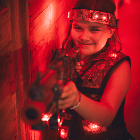 enfant jouant au lasergame avec fusil lasertag