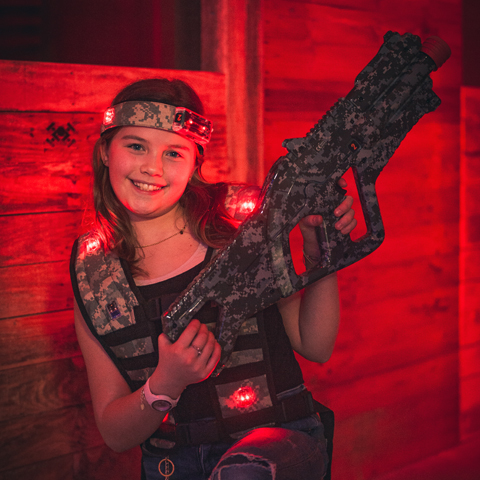 jeune fille équipée de lasertag