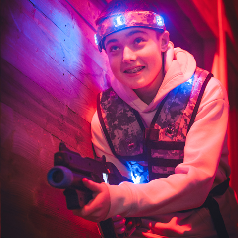 jeune homme jouant au lasertag