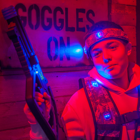 jeune homme jouant au lasertag